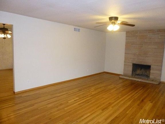 3rd image of 1626 Oakwood Dr