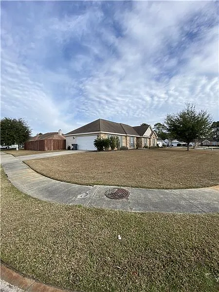 3 bed, 1351 sqft, $1,995 — Photo 2