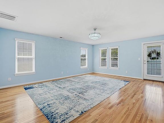 5th image of 9632 17th Bay St