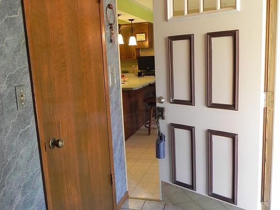 To tiled foyer w/guest closet