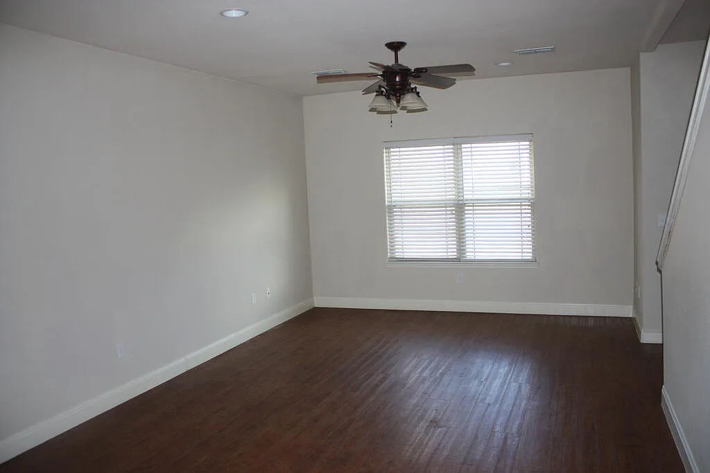 3 bed, 2.5 bath, 1700 sqft, $2,000 — Photo 2