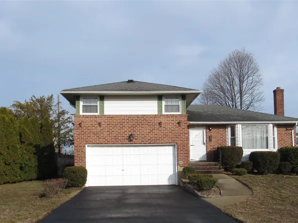 3949 Appletree Lane, Seaford, NY 11783