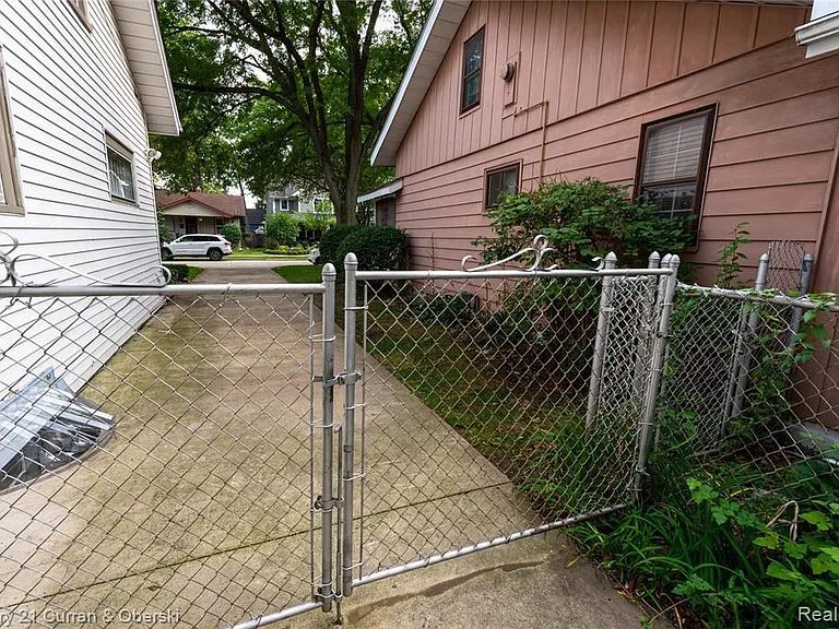 523 E Farnum Ave — Photo 34