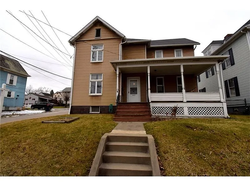 303 E Pike St photo 1