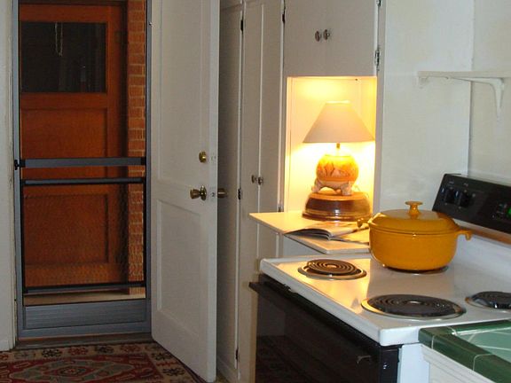 Electric range tons of cabinets