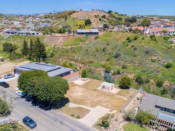 3rd image of 792 Colina Vis