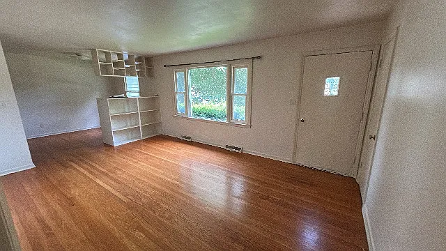 2704 S Glenwood Ave — Photo 5