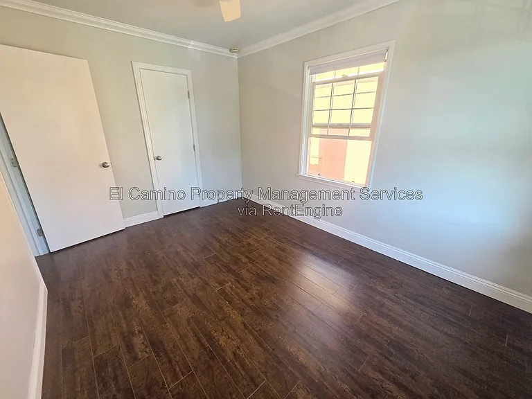 1036 E 2nd St #7 — Photo 14