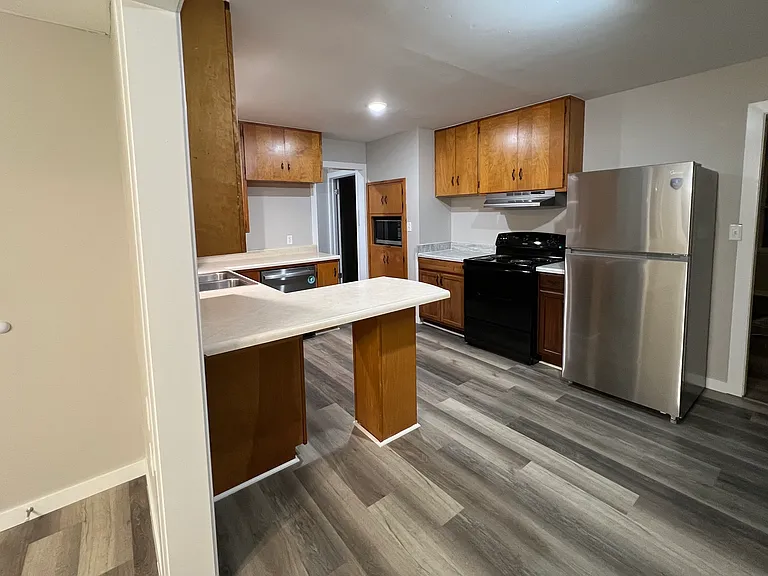 701 E Bedford St — Photo 1