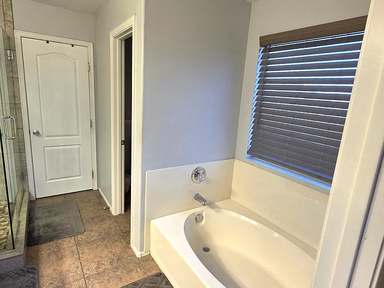 1734 E Pontiac Dr — Photo 24