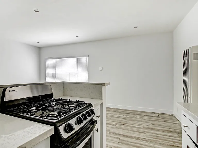 519 Hill St in Santa Monica! Steps to Main St and the beach! — Photo 2