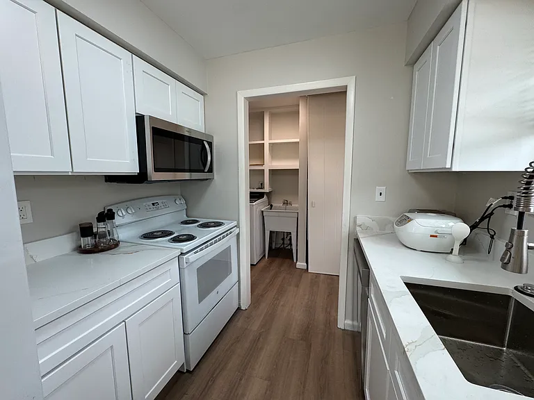3231 Prairie Ave — Photo 2