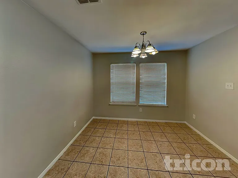 2338 Manchester Ln — Photo 6
