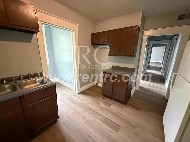 107-4 W Davis St — Photo 2