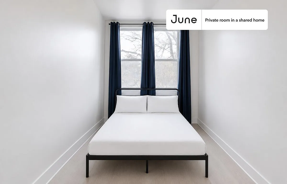 Queen bedroom in 4 bed/2 bath home in Astoria #979 C — Photo 1