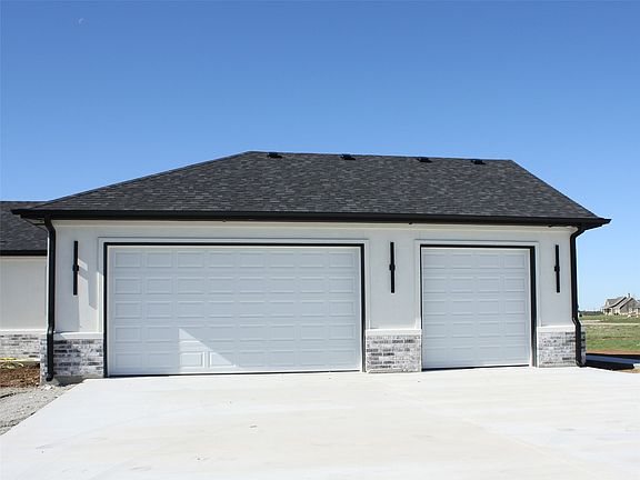 3rd image of 611 Willow Moon Ranch Rd