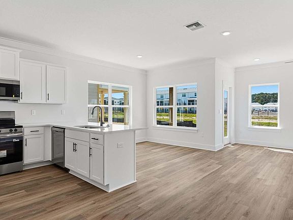 4th image of 100 Dylan Dr