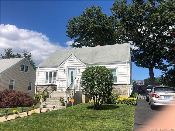 2nd image of 320 Oakwood St