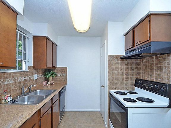 4th image of 8806 Amblewood Dr