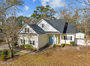 2111 Country Club Dr, Hampstead, NC 28443