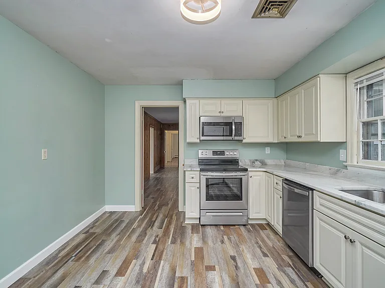 4376 Lynnville Cres — Photo 23