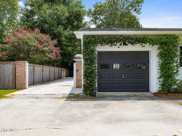 202 Windemere Rd — Photo 11
