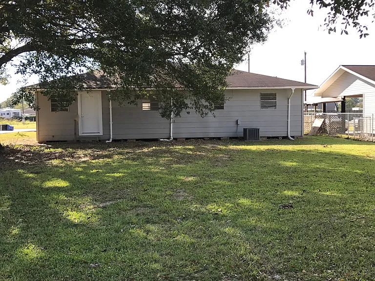 1910 W Oak Ave — Photo 22
