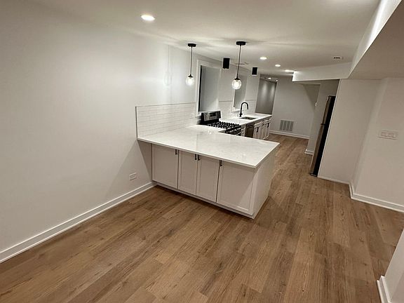 2nd image of 1466 W Farragut Ave #1
