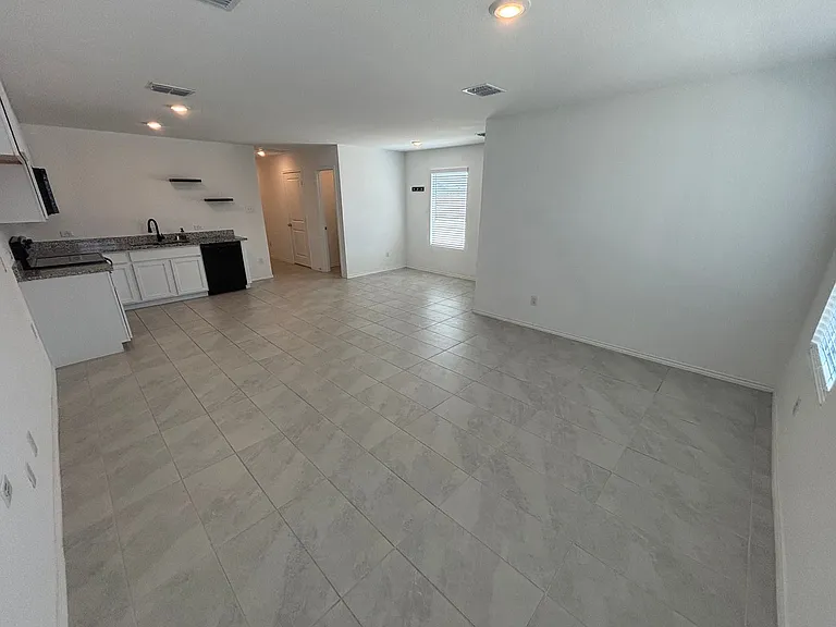206 Sunflower St — Photo 4