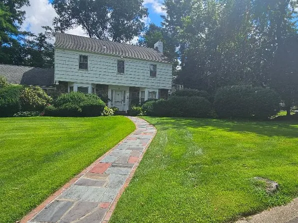 10 Meadow Woods Road, Great Neck, NY 11020