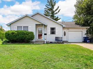814 E 3rd St, Vinton, IA 52349
