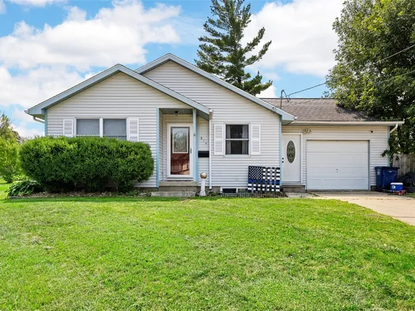 814 E 3rd St, Vinton, IA 52349