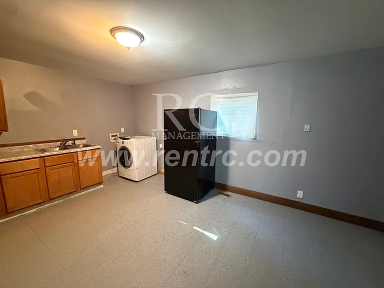 907 Moore St — Photo 3