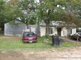 608 W Moore Ave, Devine, TX 78016