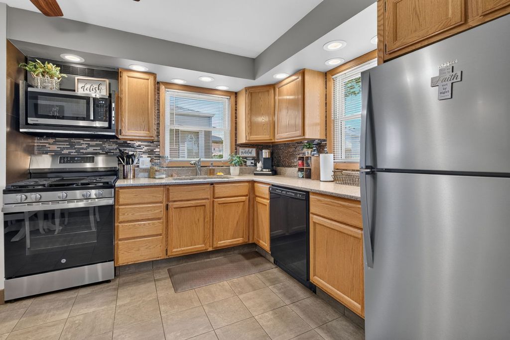 6109 S Neenah Ave, Chicago, IL - More
