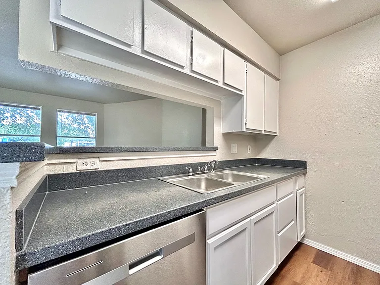 7111 E Highway 290 #D — Photo 10