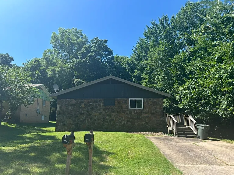 821 E Lakeside Dr — Photo 2