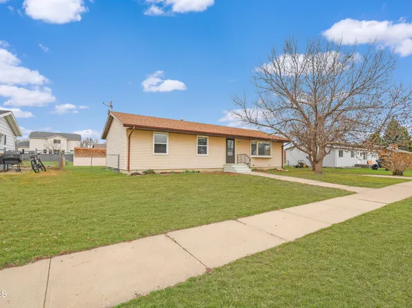 2613 Skyway Ct, Williston, ND 58801
