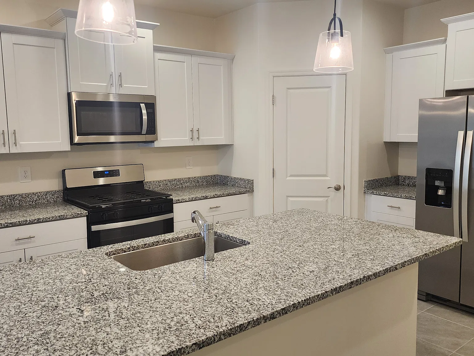 4 bed, 2027 sqft, $2,150 — Photo 2