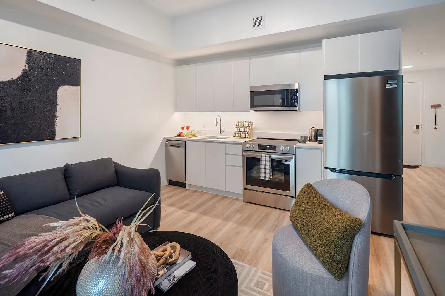 1 bed, 1.0 bath, 484 sqft, $4,169 — Photo 4