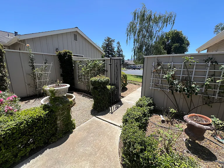 660 Helen Dr — Photo 4