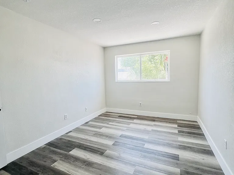 W 2nd Way — Photo 15