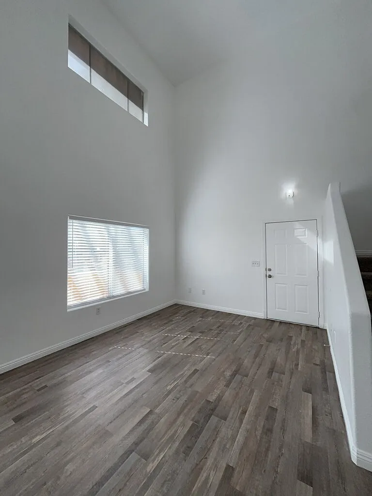 3 bed, 2.5 bath, 1302 sqft, $1,650 — Photo 3