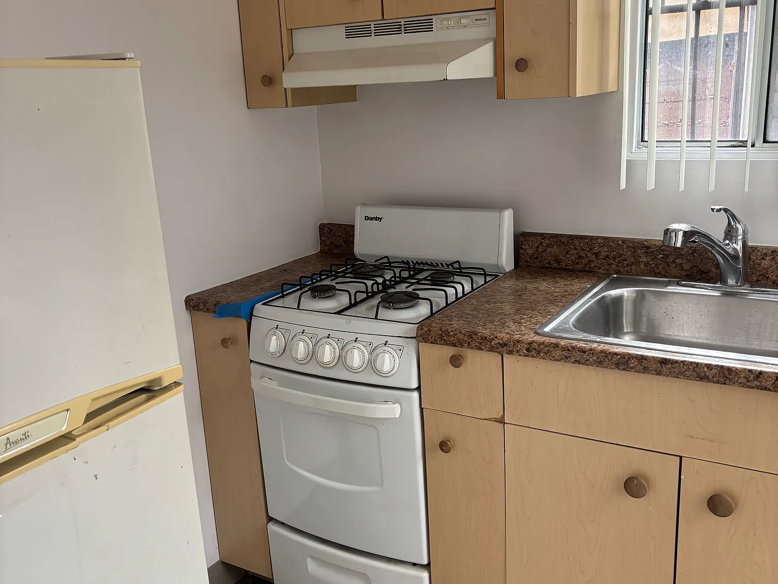 2 bed, 700 sqft, $2,050 — Photo 2