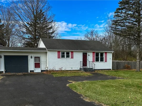 221 N Court St, Canastota, NY 13032