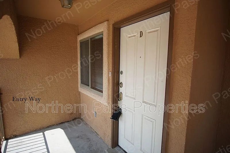 2 bed, 1.0 bath, 944 sqft, $1,095 — Photo 2
