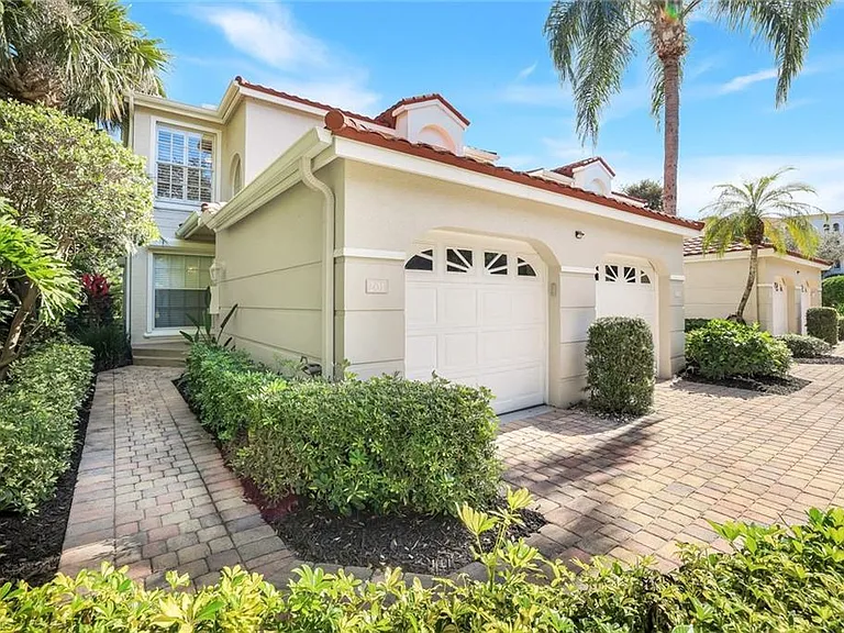 1560 Clermont Dr #D-201 — Photo 1