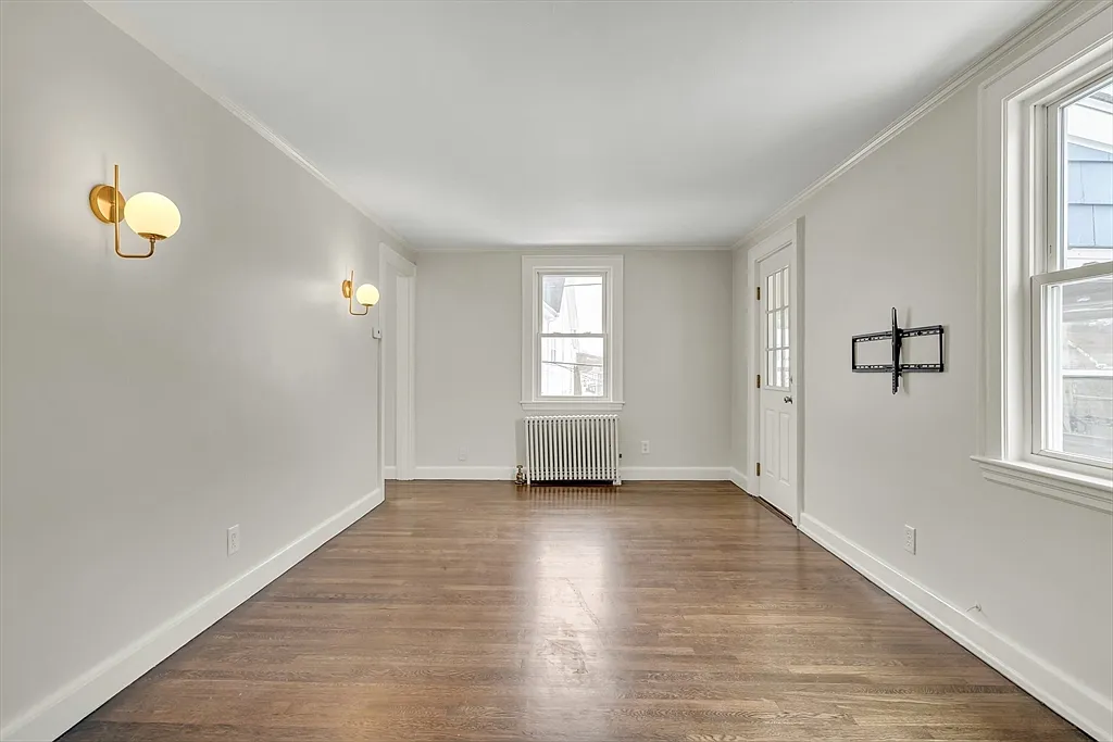 3 bed, 1.0 bath, 1200 sqft, $2,800 — Photo 2