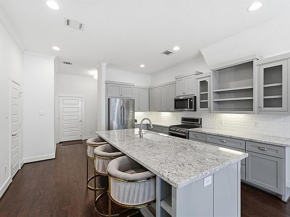 2nd image of 5326 Darling St