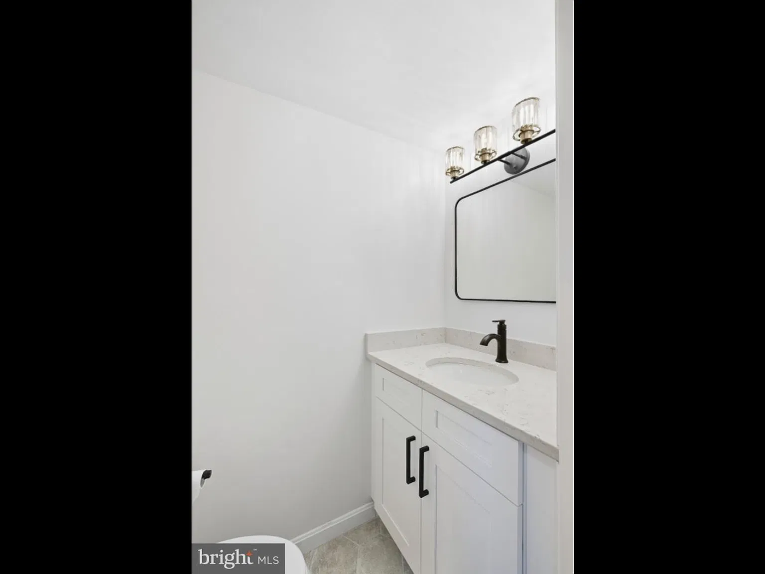 5 bed, 2028 sqft, $3,900 — Photo 2